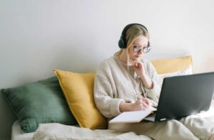Online radio luisteren: waar moet je internetverbinding aan voldoen voor een aangename ervaring?